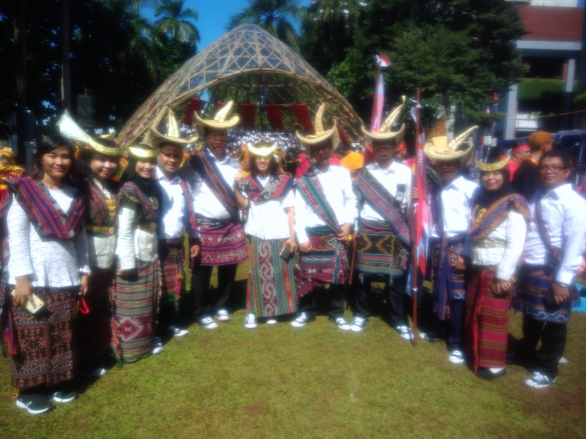Peserta upacara peringatan Hardiknas berpakaian daerah Rote NTT. (Foto: Asmanu/ngopibareng.id)
