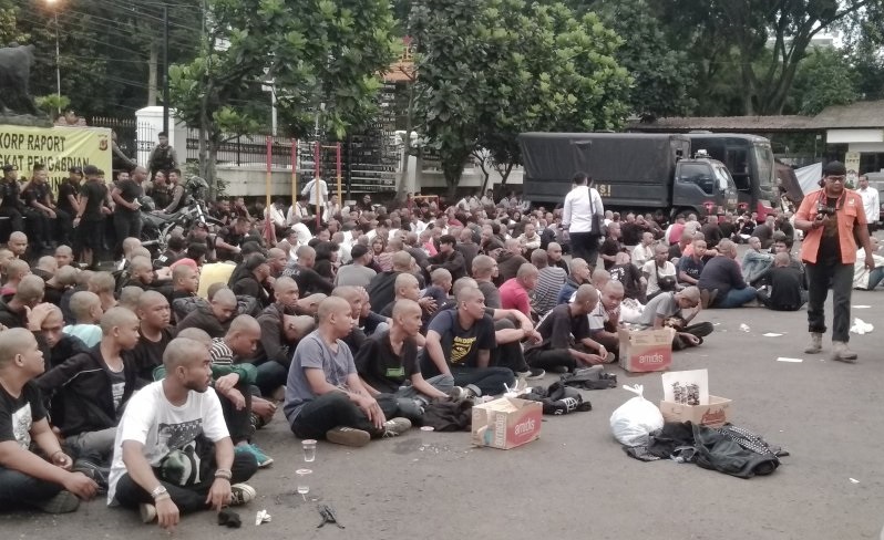 Ratusan remaja digunduli di Mapolrestabes Bandung, Jalan Merdeka, Kota Bandung, Rabu 1 Mei 2019. (Foto: Antara/Bagus Ahmad Rizaldi)