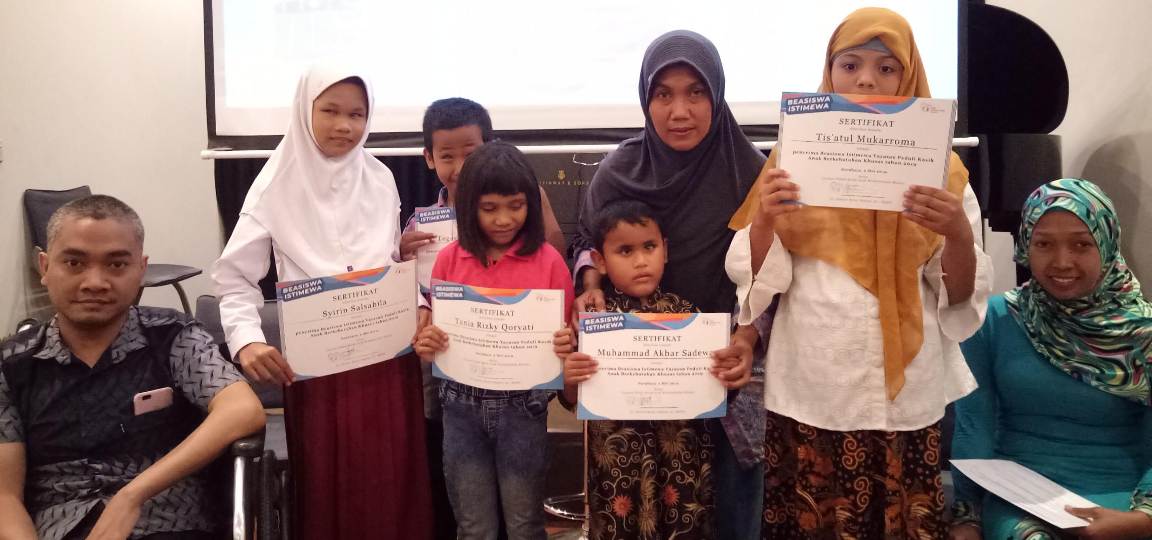 Ketua YPKABK Surabaya, Dr. Sawitri Retno Hadiati, dr, MQJC saat menyerahkan sertifikat beasiswa pada Anak Berkebutuhan Khusus (ABK) di Wisma Jerman Surabaya, Kamis, 2 Mei 2019. (Foto: Pita/ngopibareng.id)