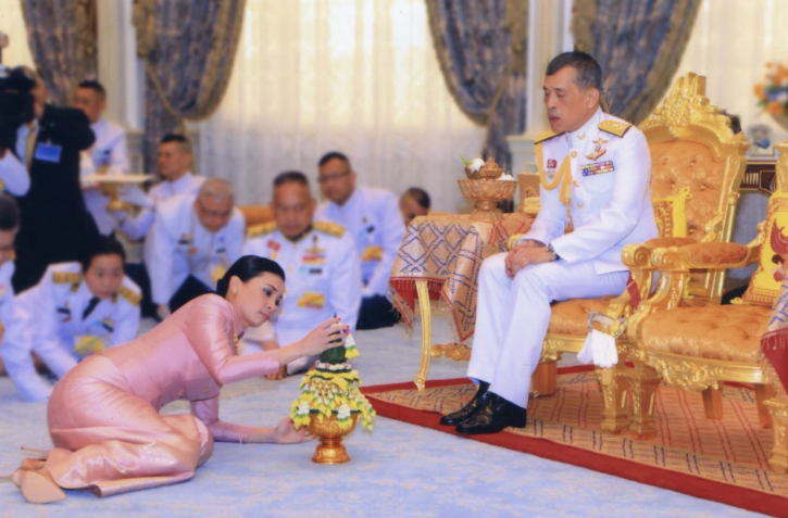 Prosesi pernikahan Raja Maha Vajiralongkorn dengan Ratu Sutindha secara adat Thailand.