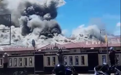 Kebakaran Markas Polres Lampung Selatan, Kamis, 2 Mei 2019. (Foto: YouTube)