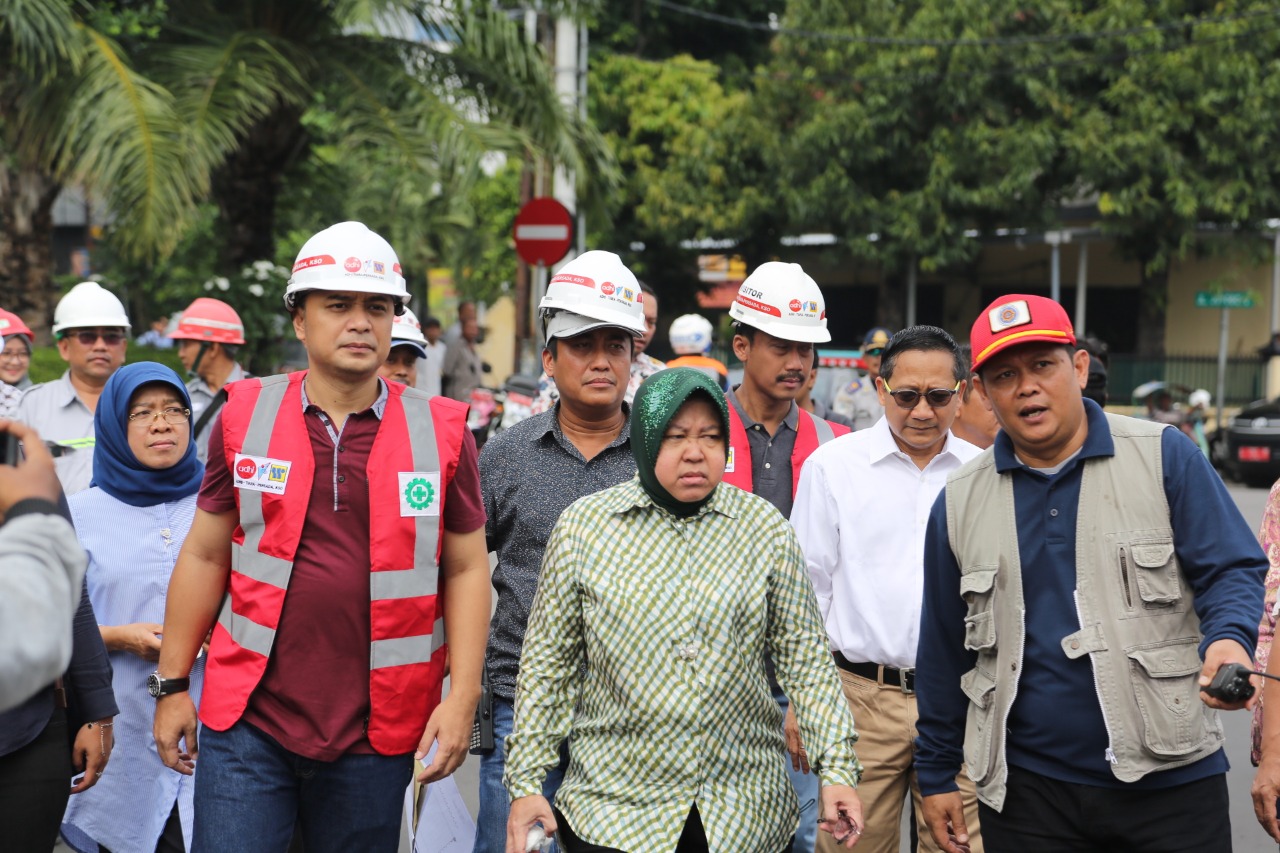 Risma saat menijau lokasi underpass. (dok: Humas Pemkot Sby)