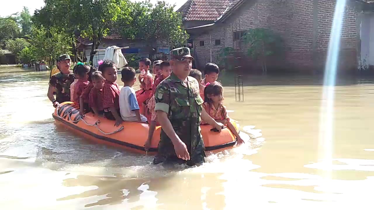 Serka Ervin Suyitno dan Kopda Suhendik Saat Mengantar Anak Sekolah Menggunakan Perahu Karet BPBD 