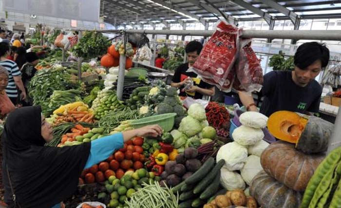 Pedagang sayur dan bumbu dapur di pasar Cikini, Jakarta. (Foto:Antara)