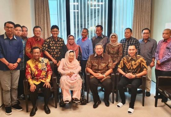 Sejumlah tokoh nasional bertemu Presiden SBY di Singapura. (Foto: Twitter Mahfud MD)