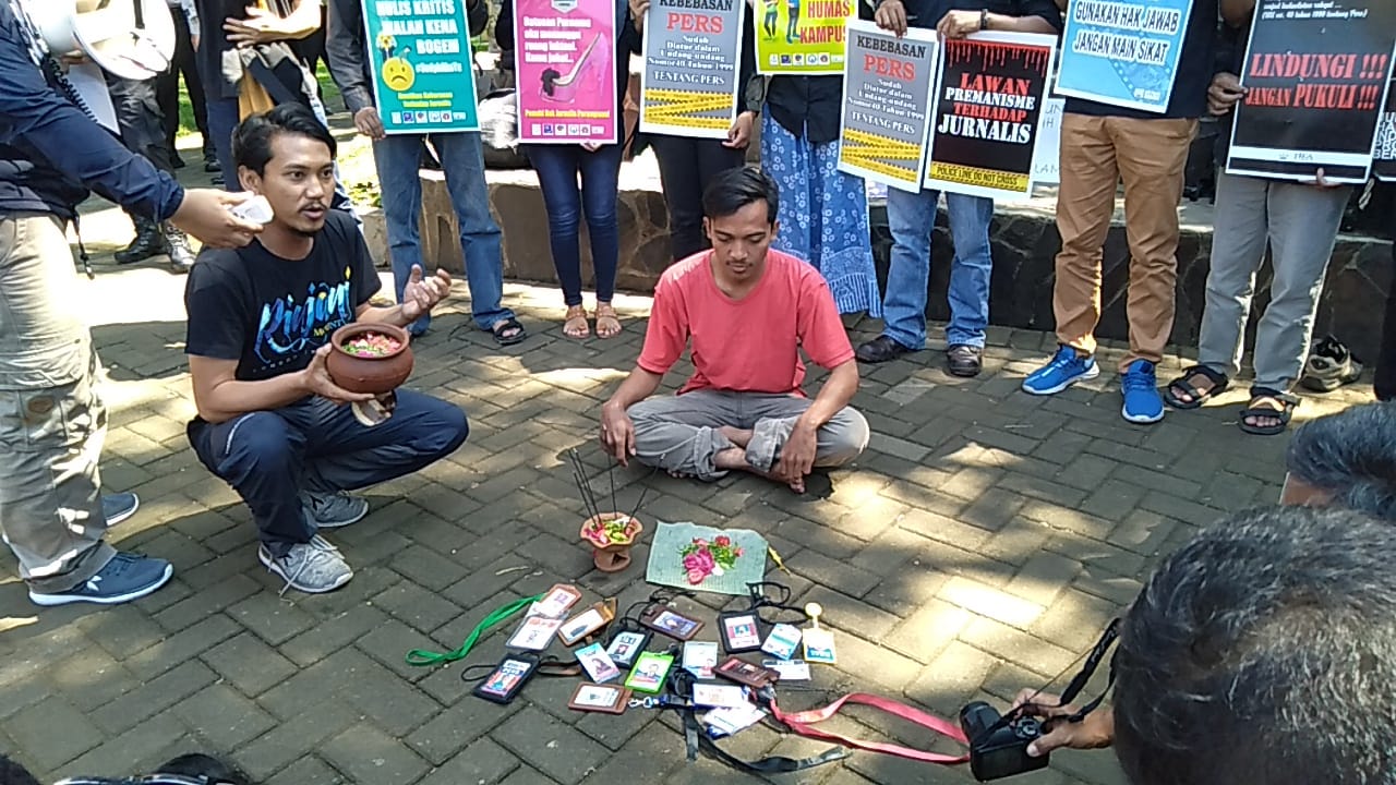 Prosesi ruwatan jurnalis di peringatan World Pers Freedom (Foto: Fajar/ngopibareng.id)