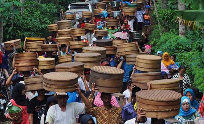 Masyarakat Temanggung, Jawa Tengah membawa tenong pada acara nyadran sebelum Ramadhan, Jumat. (Foto:IniBaru)