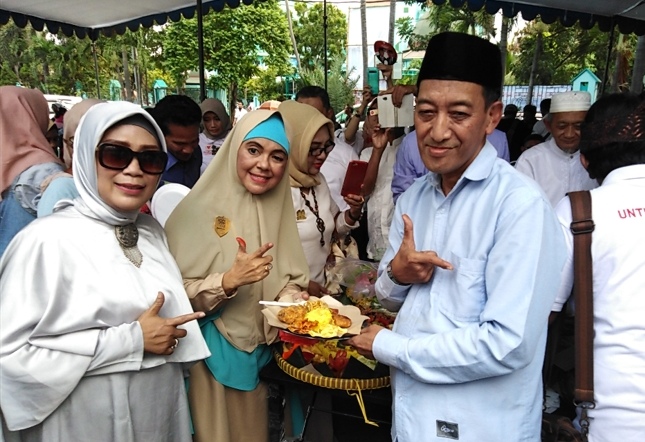 (Kanan) Gus Aam, saat ditemui di Posko BPP Jatim, Jalan Gayungsari, Surabaya, Jumat 3 Mei 2019, sore. (Foto: Farid/ngopibareng.id) 