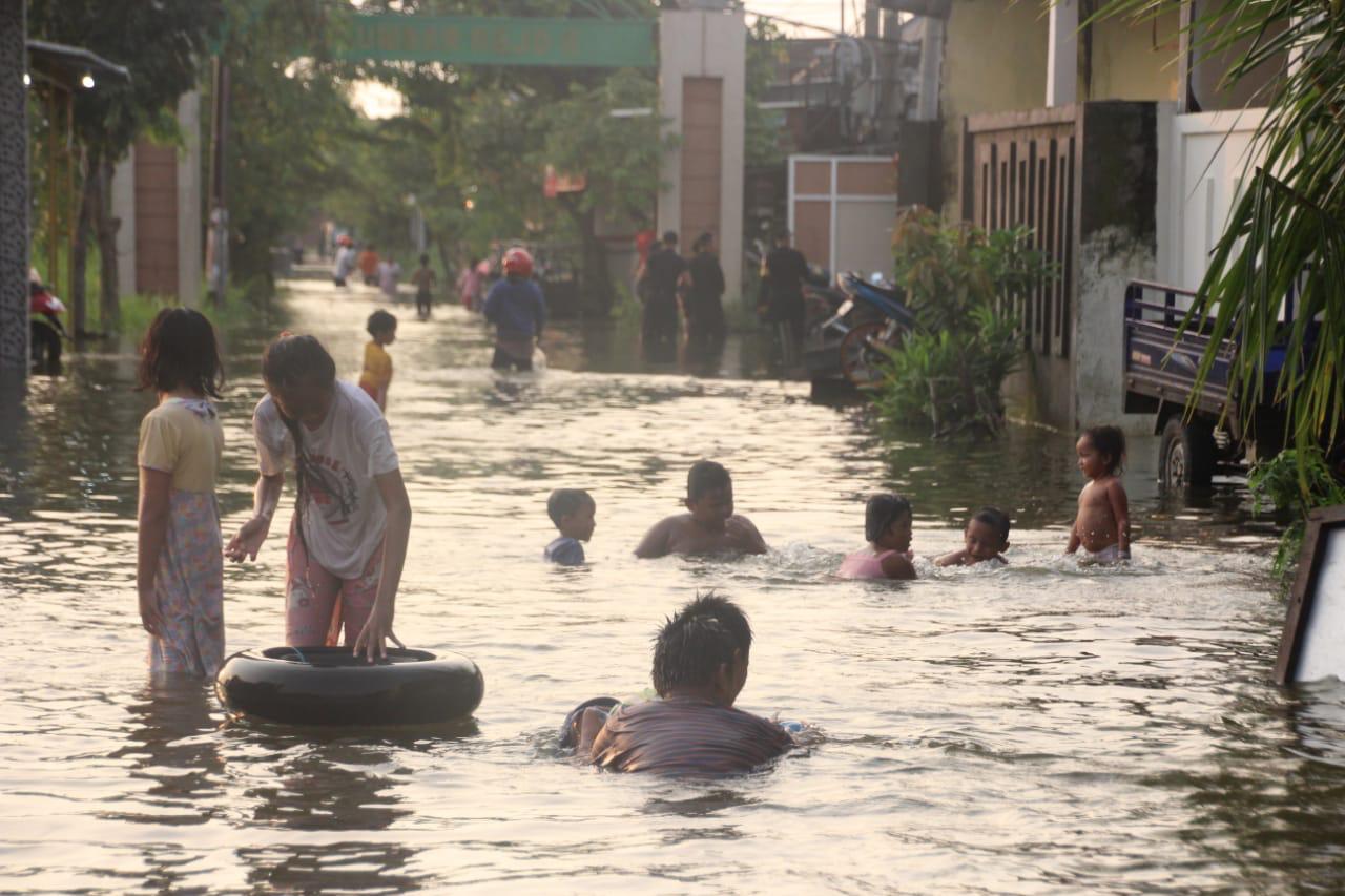 Banjir di sekitar Sumberrejo Surabaya. (Foto: Faiq/ngopibareng.id)