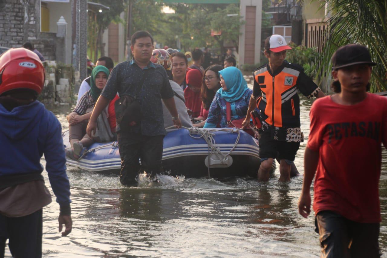 Suasana pasca jebolnya tanggul di Sumberejo, Pakal, Surabaya. (Foto: Faiq/ngopibareng.id)