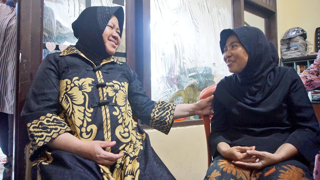 Risma saat mengunjungi rumah salah satu anggota KPPS Surabaya yang meninggal. (foto: dok. Pemkot)