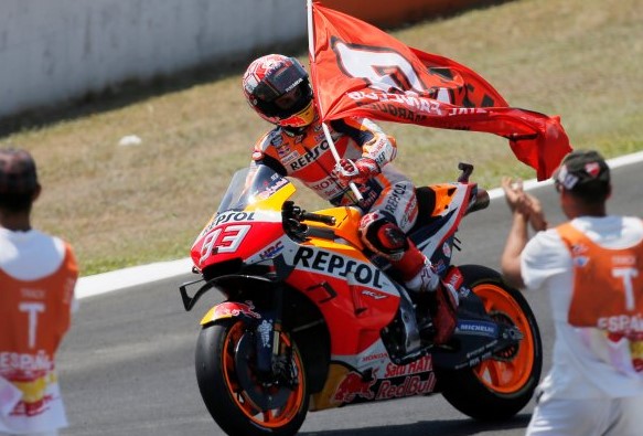 Pebalap tim Repsol Honda Marc Marquez melakukan selebrasi setelah menjuarai GP Spanyol, Sirkuit Jerez-Angel Nieto, Minggu, 5 Mei 2019. (Foto: Reuters)