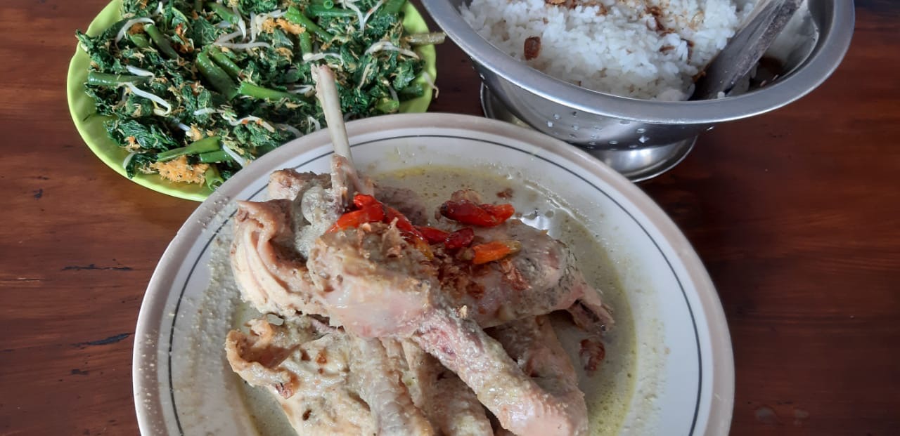 Ayam Lodho Restoran Rasatama Ngadiluwih Kediri. (Foto Tjahjani Retno Wilis)