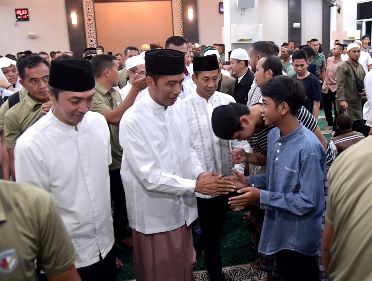 Presiden Jokowi melaksanakan solat taraweh perdana di Bogor. ( foto ,: Biro Pers Setpres)