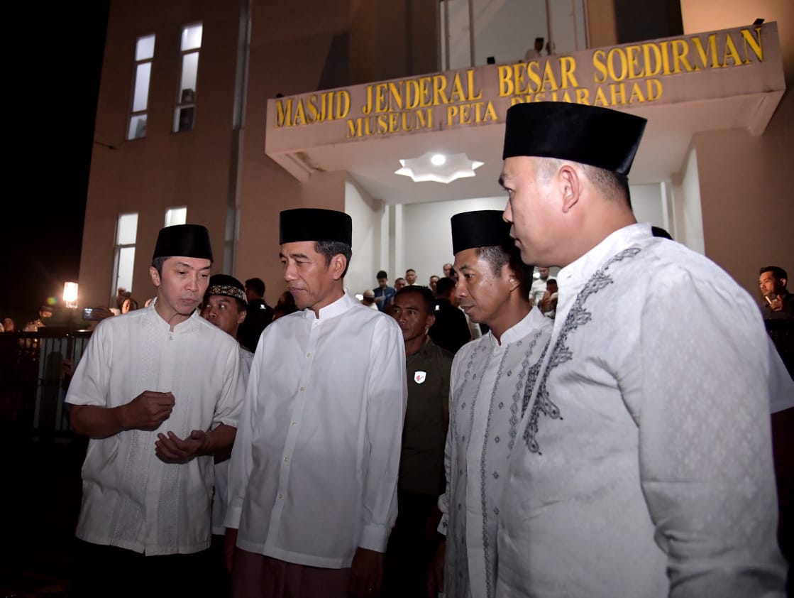 Presiden Jokowi melaksanakan solat taraweh perdana di Bogor. ( foto ,: Biro Pers Setpres)