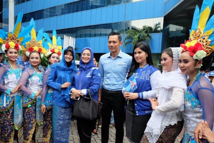 Anggota DPR RI dari Partai Demokrat Lucy Kurniasari (lima kiri) bersama Komandan Kogasma Demokrat AHY dan istrinya usai penyampaian pidato politik di DBL Arena Surabaya, Sabtu 13 April sore. (Foto Istimewa)