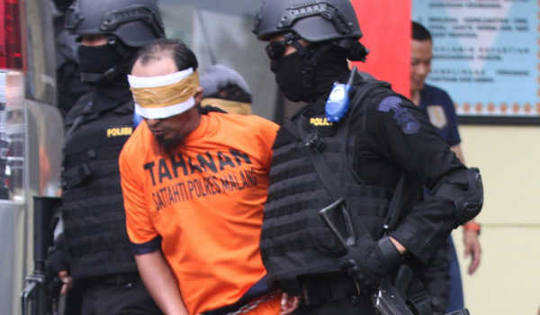 Sosok yang diduga akan melakukan ledakan bom, sedang dibekuk polisi. (Foto: ist)