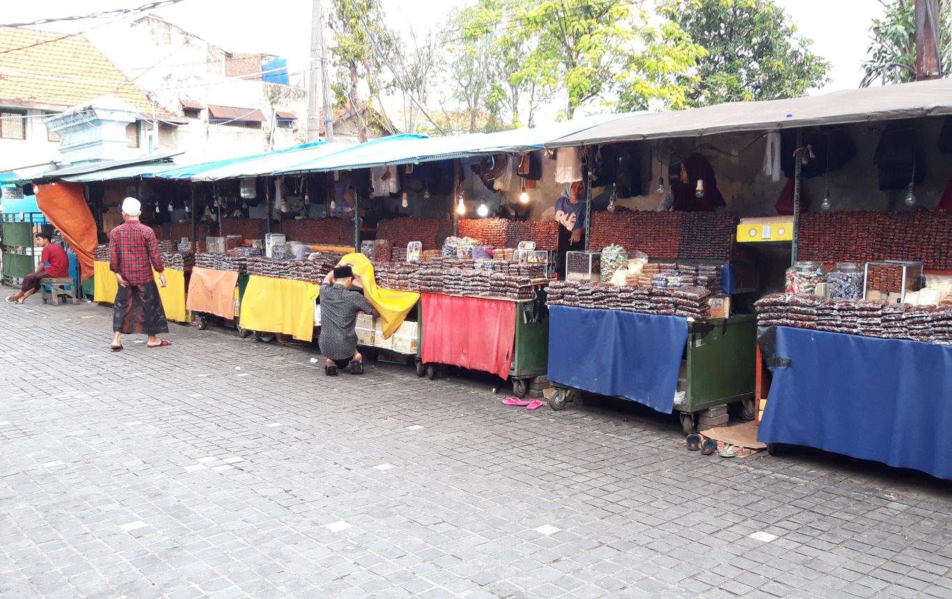 Pedagang kurma yang berjualan di depan Masjid Ampel, Surabaya. (Foto: Haris/ngopibareng.id)