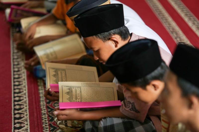 Santri sedang mengaji kitab kuning di pondok pesantren. (foto: dok ngopibareng.id)