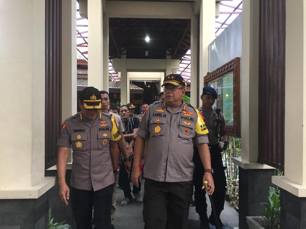 Kapolda Jatim saat mengamankan Rekapitulasi KPU, Jatim, di Hotel Singgasana, Jalan Gunungsari, Surabaya, Senin 6 Mei 2019. (Foto: Farid/ngopibareng.id) 