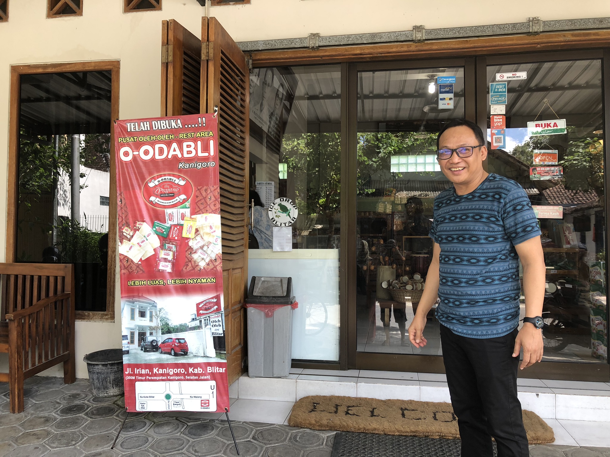 Badar Trisula, penerus Bu Prajitno di depan Pusat Oleh-Olehnya. 