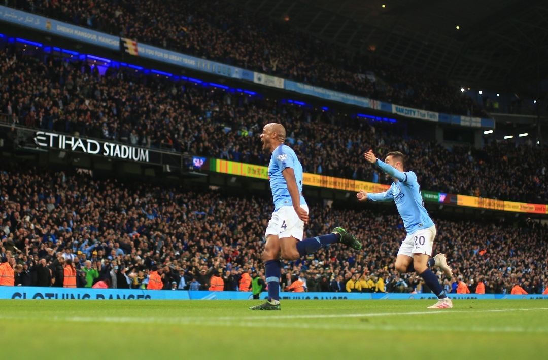 Vincent Kompany saat merayakan gol ke gawang Leicester City. (Foto: Twitter/ @ManCity)