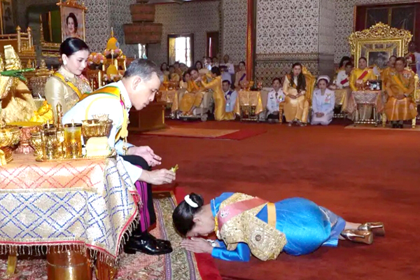 Princess Patty melakukan penghormatan pada ayahnya, Raja Rama X. Foto Atas: Maha raja memberkati mantan istri pertama Soamsawali yang ada di atas kursi roda. Tampak Princess Patty (biru) dan permaisuri Ratu Suthida ndlosor  di sebelahnya. (Foto: Harian The Nation)