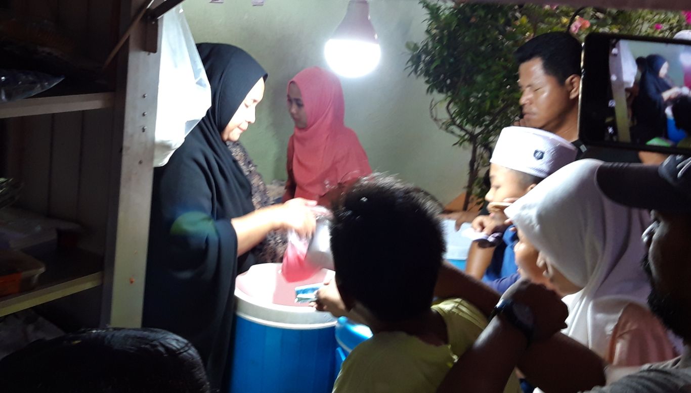 Antrean panjang demi mendapatkan es permen karet. (Foto: Haris/ngopibareng.id)