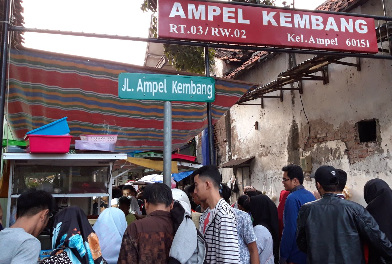 Lokasi es permen karet di Jalan Ampel Kembang, Surabaya. (Foto; Haris/ngopibareng.id)