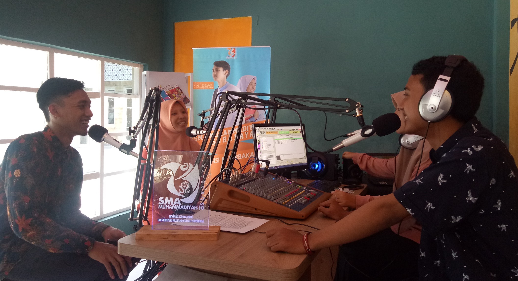Mutiara Eka Bella Aprilianti Dan Karim (Announcer)  saat sedang melakukan siaran radio edukasi SMAMX-Radio Bersama dengan guru sejarah dan PKN.  (Foto: Pita/ngopibareng.id)