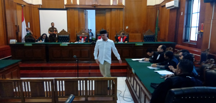 Ahmad Dhani Prasetyo, saat menjalani sidang di PN Surabaya, Selasa 7 Mei 2019. (Foto: Farid/ngopibareng.id) 