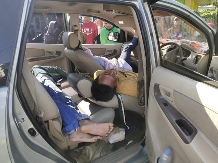 Ketiga koban ditemukan dalam kondisi tidak sadarkan diri didalam mobil Toyota Inova sedang dievakuasi petugas. (Foto: ist/ngopibareng.id)