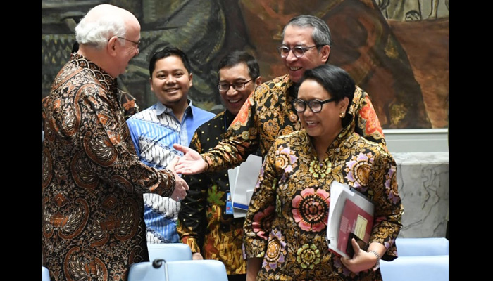 Batik yang dikenakan adalah koleksi pribadi para delegasi