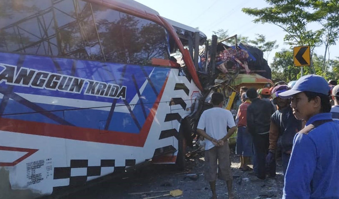 Bus bertabrakan dengan truk di Desa Banjarsawah, Kecamatan Tegalsiwalan, Kabupaten Probolinggo. (Foto: Ikhsan/ngopibareng.id)