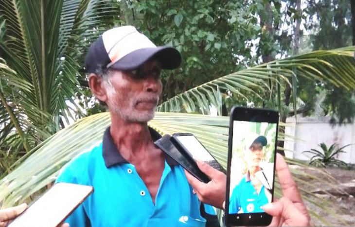 lkana Amarduan (62), penjaga menara mercusuar di Selaru, Kepulauan Tanimbar, Maluku (Foto: Antara/Simon Lolonlun)