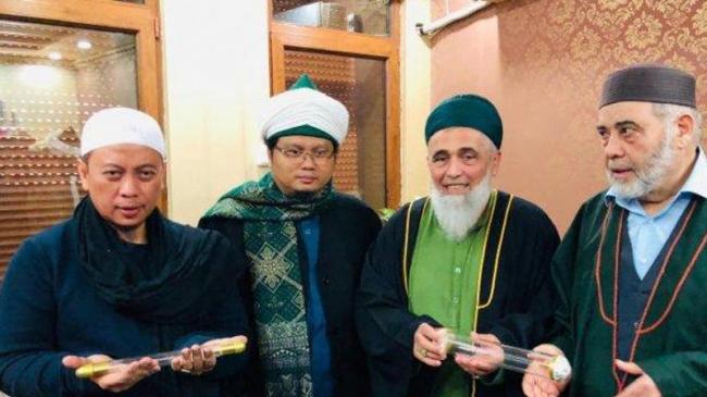 Opick (kiri) bersama Dewan Ulama Thariqah Internasional Turki.