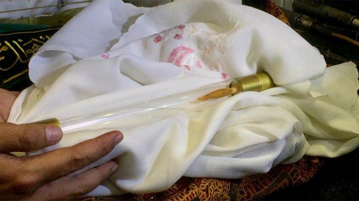 Sehelai rambut Nabi Muhammad SAW dalam sebuah tabung kaca yang dibawa Opick dari Turki dan ditunjukkan ke media.