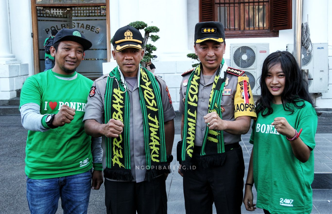 Dari kiri: Perwakilan Bonek, Hasan Tiro, Wakapolda Lampung, Brigjen Pol Rudi Setiawan, dan Kapolrestabes Surabaya, Sandi Nugroho. (foto: Haris/ngopibareng.id)