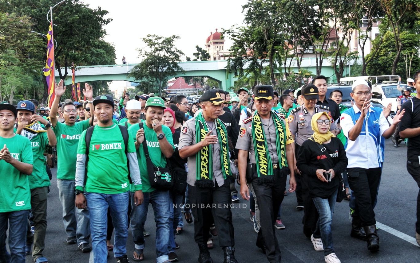 Arak-arakan Bonek untuk lepas sambut Kapolrestabes Surabaya. (foto: Haris/ngopibareng.id)