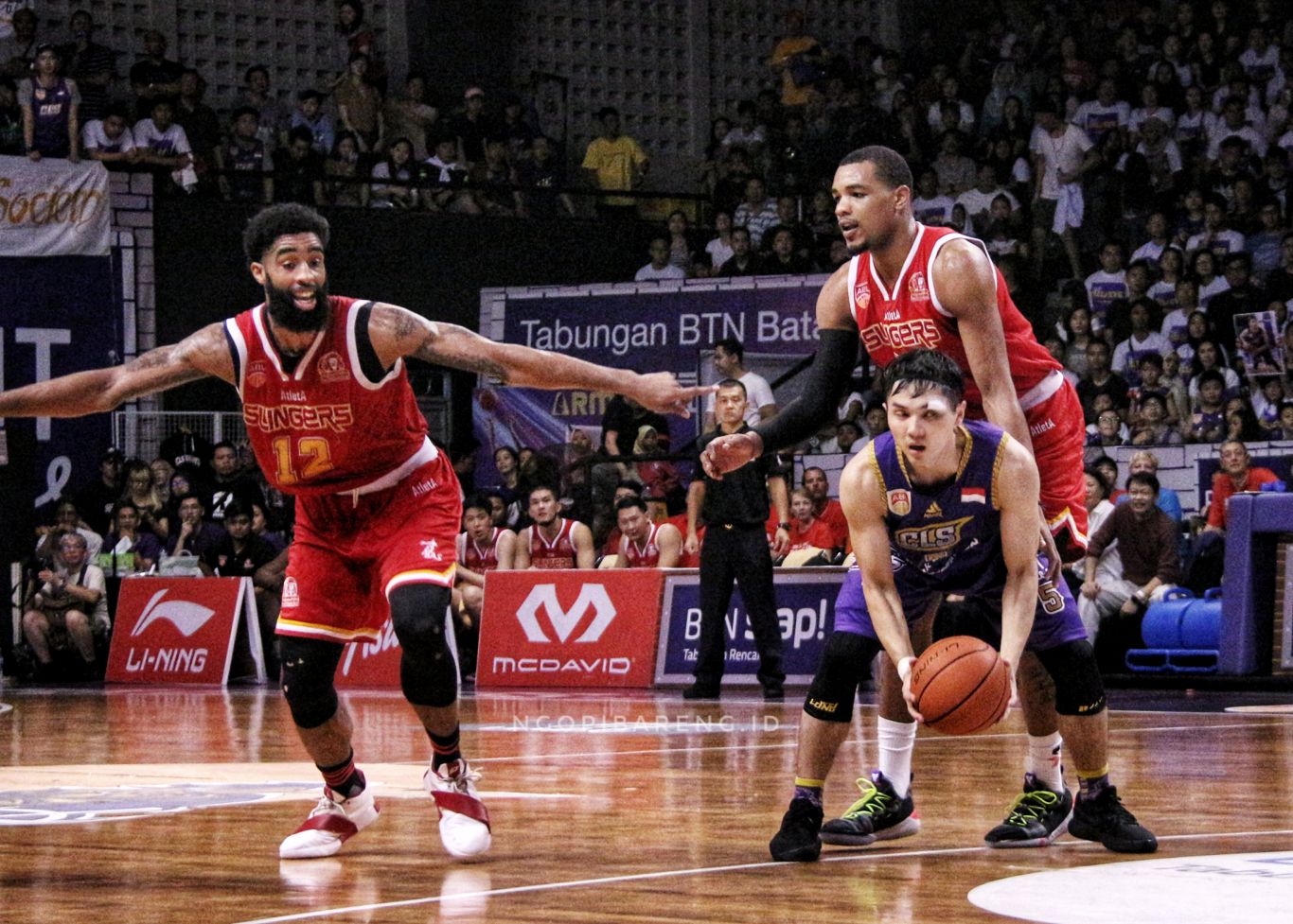 CLS Knights Indonesia vs Singapore Slinger di Gor Kertajaya, Rabu 8 Mei 2019. (foto: Haris/ngopibareng.id)