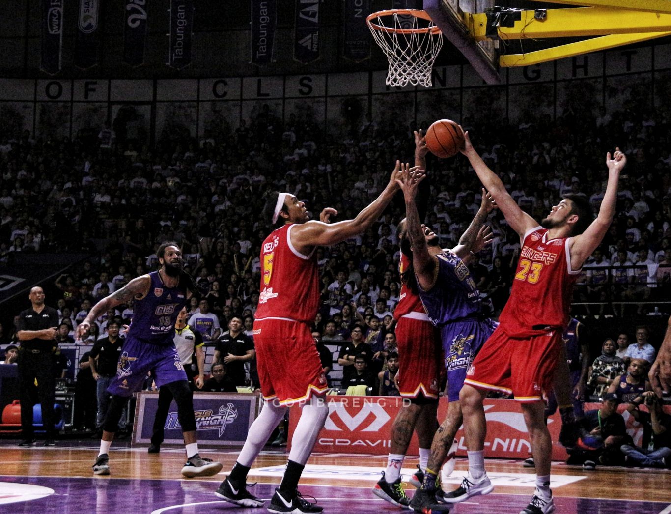 CLS Knights vs Singapore Slinger di Gor Kertajaya, Rabu 8 Mei 2019. (foto: Haris/ngopibareng.id)