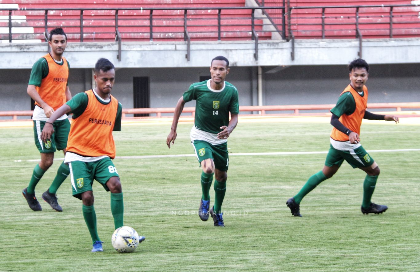 Skuat Persebaya saat latihan di Stadion GBT. (Foto: Haris/ngopibareng)