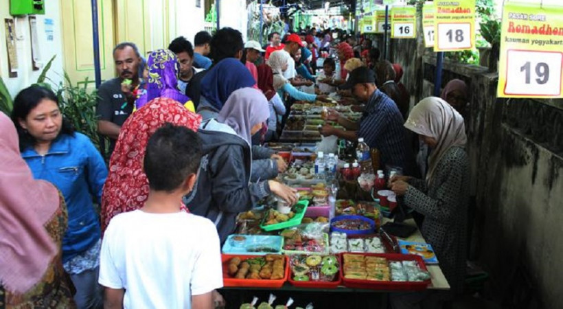 Jangan segan uyel-uyelan, tapi awas dompet ya. Biasanya juga ada copet. (Foto:Istimewa/Kauman)