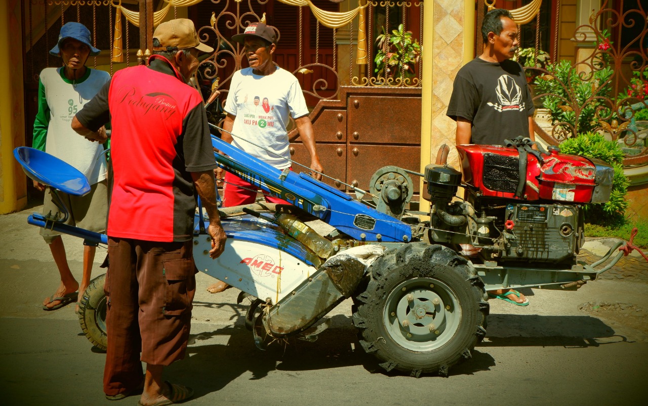 TRAKTOR tangan (hand tracktor) ini yang sempat terlibat kecelakaan lalulintas di Jalan Maramis, Kota Probolinggo. (Foto: Ikhsan/ngopibareng.id)