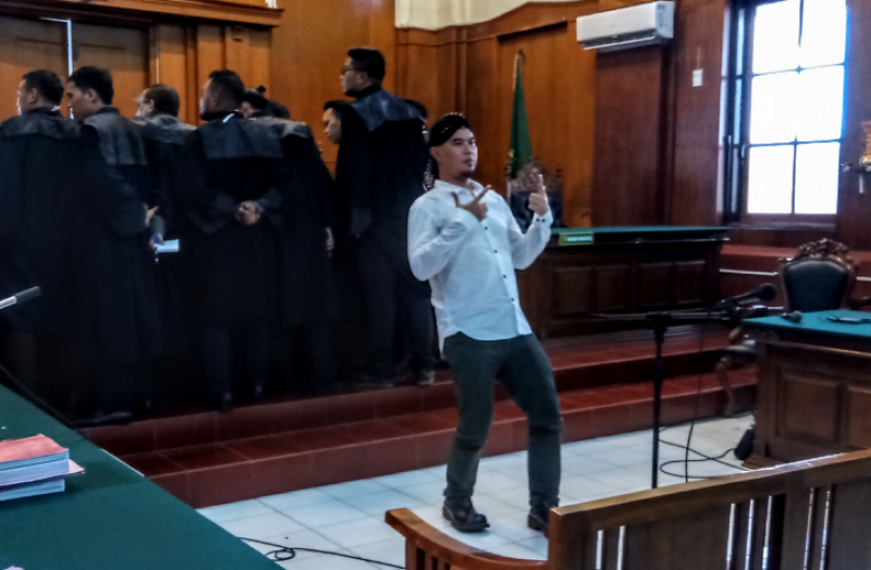 Ahmad Dhani Prasetyo, saat menjalani sidang di PN Surabaya. (Foto: Farid/ngopibareng.id)