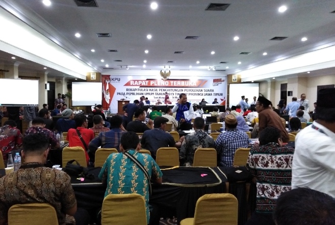 Rekapitulasi KPU Jatim, di Hotel Singgasana, Jumat 10 Mei 2019, dini hari. (Foto: Farid/ngopibareng.id) 