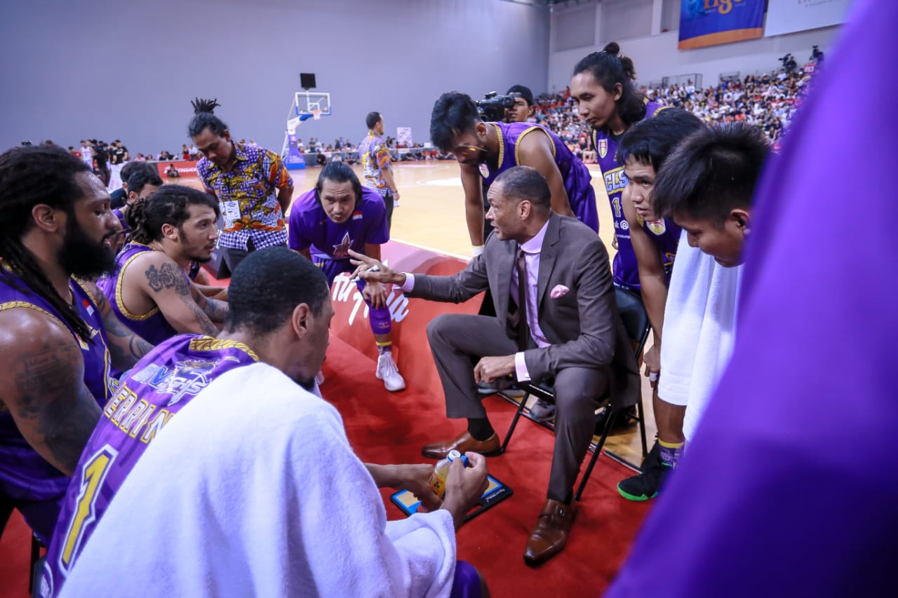 Pelatih CLS Knights Indonesia, Brian Rowsom saat memberikan arahan kepada para pemain. (Foto: Istimewa)