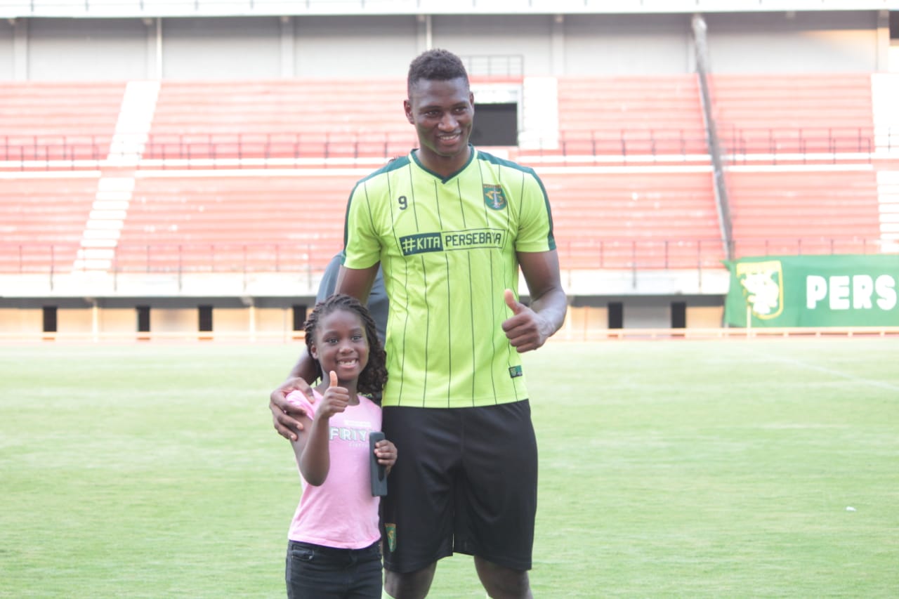 Striker Persebaya Amido Balde bersama putrinya di Stadion Gelora Bung Tomo, Surabaya, Jumat 10 Mei 2019. (Foto: Haris/ngopibareng.id)