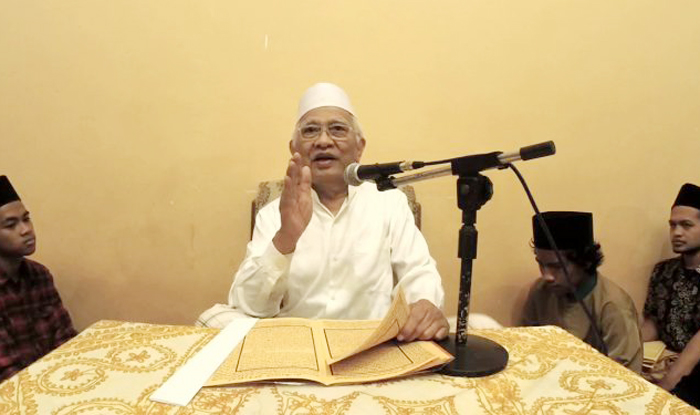 KHA Musthofa Bisri (Gus Mus) saat mengaji Ramadhan di Pesantren Raudlatut Thalibin, Rembang. (Foto: nu/ngopibareng.id)