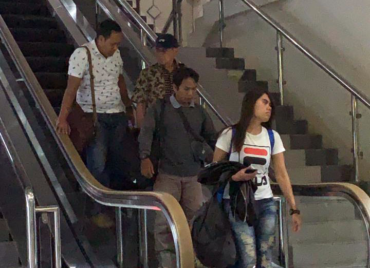 Kivlan Zen (bertopi hitam) saat hendak pergi ke Singapura melalui Bandara Soekarno-Hatta (Foto: Istimewa)